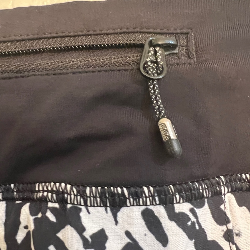 Lululemon Pace Rival Skirt II *4-way Stretch 
Women's Black and White Skirt - Picture 6 of 10